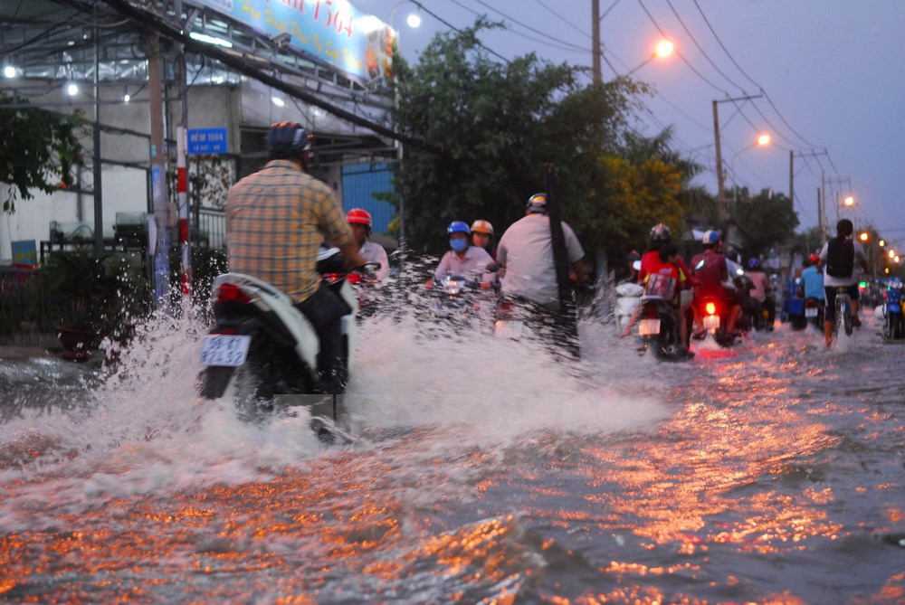 Đêm[-]8/12,[-]các[-]tỉnh[-]Trung[-]Trung[-]Bộ[-]có[-]nơi[-]mưa[-]to[-]